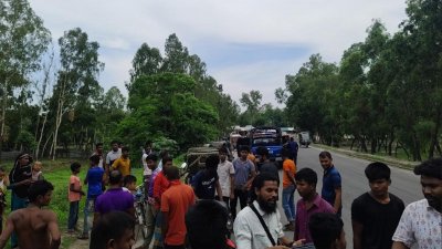 সোমবার দুপুরে টাকা ছিনতাই ও উদ্ধারের ঘটনায় ব্রিজের পূর্বপাড়ের সড়কে স্থানীয়দের জটলা তৈরি হয়