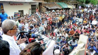 ঢাকা মহানগর দক্ষিণ বিএনপির পদযাত্রার আগে সমাবেশে বক্তব্য রাখছেন মির্জা ফখরুল ইসলাম আলমগীর
