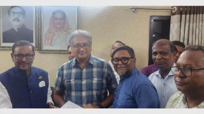 মোহাম্মদ এ আরাফাতের হাতে মনোনয়নপত্র তুলে দেন ওবায়দুল কাদের