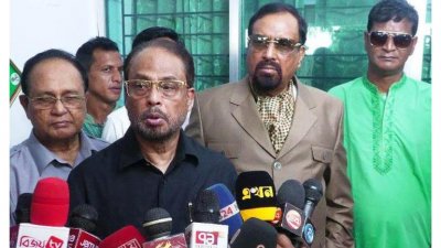 শেরপুরে সাংবাদিকদের সঙ্গে কথা বলছেন জাতীয় পার্টির চেয়ারম্যান ও বিরোধীদলীয় উপনেতা জি এম কাদের