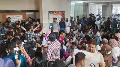 বিএসএমএমইউ’র উপাচার্যের কার্যালয়ের সামনে চিকিৎসকদের বিক্ষোভ