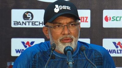 সংবাদ সম্মেলনে চন্ডিকা হাথুরুসিংহে