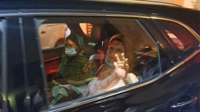 মঙ্গলবার মধ্যরাতে হাসপাতালে নেওয়া হয় খালেদা জিয়াকে