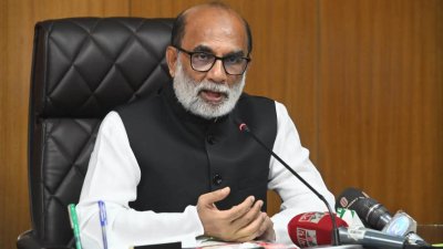 মৎস্য ও প্রাণিসম্পদমন্ত্রী শ ম রেজাউল করিম