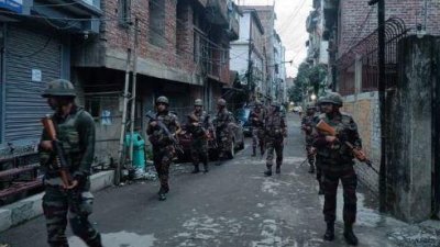 মণিপুরে নিরাপত্তা টহল দিচ্ছে ভারতীয় সামরিক বাহিনী। ছবি: রয়টার্স