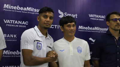 বাংলাদেশ অধিনায়ক জামাল ভূঁইয়া (বামে), ডানে কম্বোডিয়া অধিনায়ক সোকুম্ফায়েক।