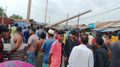 হেলে পড়া বিদ্যুতের খুঁটি