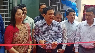 লাল ফিতা কেটে  মিডিয়া সেলের উদ্বোধন করেন ঢাকা জেলা প্রশাসক মোহাম্মদ মমিনুর রহমান।