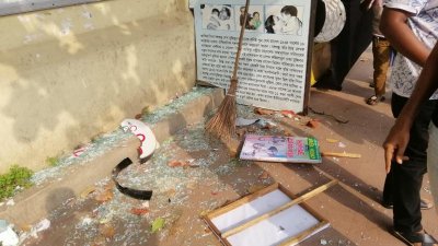 ম্যুরাল ও ছবি ভাঙচুর