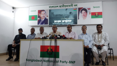 সংবাদ সম্মেলনে বক্তব্য রাখছেন মির্জা ফখরুল ইসলাম আলমগীর