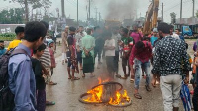 জলাবদ্ধতা নিরসনের দাবিতে স্থানীয় লোকজন সড়ক অবরোধ ও টায়ার জ্বালিয়ে বিক্ষোভ করেন