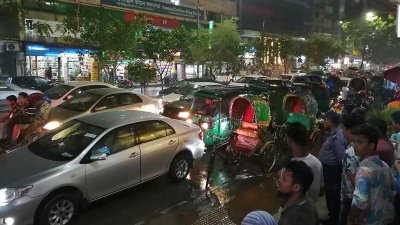 মুষলধারে পড়ছে বৃষ্টি। ছবি: নাসিরুল ইসলাম