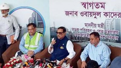 কাজ পরিদর্শনে গিয়ে কথা বলছেন ওবায়দুল কাদের