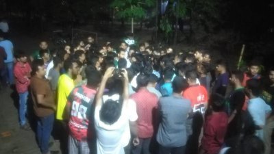 সংঘর্ষের এক পর্যায়ে সভাপতি ও সাধারণ সম্পাদক এসে দুই পক্ষকে শান্ত করেন