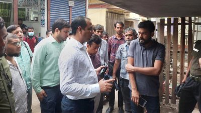 ডিএসসিসির নির্বাহী ম্যাজিস্ট্রেট জাহাঙ্গীর আলম  অভিযান পরিচালনা করেন