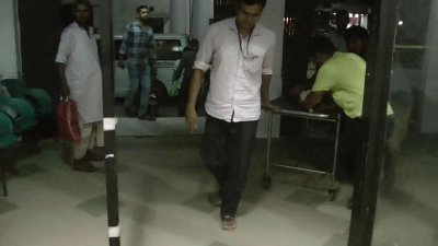 আহতদের মধ্যে কয়েকজনকে দিনাজপুর এম আব্দুর রহিম মেডিক্যাল কলেজ হাসপাতালে ভর্তি করা হয়েছে