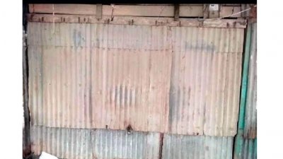 তালা দেওয়া দোকান