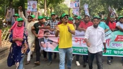 মিছিলের সামনে ছাত্রদলের নারী কর্মী নাদিয়া নুসরাত