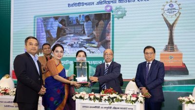 পুরস্কার তুলে দিচ্ছেন প্রধান অতিথি শিল্পমন্ত্রী নূরুল মজিদ মাহমুদ হুমায়ূন