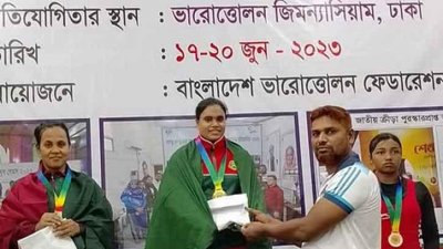 স্মৃতি রেকর্ড গড়েছেন (মাঝে)