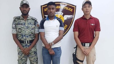 বিমানবন্দরে পুলিশ পরিচয়ে ডলার প্রতারণা, প্রতারক গ্রেফতার