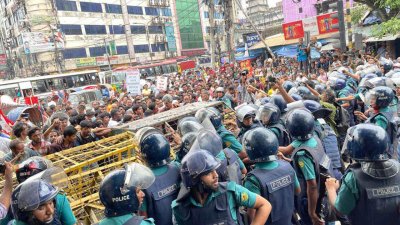 গণতন্ত্র মঞ্চের বিক্ষোভে পুলিশের বাধা