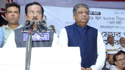 সিলেটে নির্বাচনের আগে নৌকার প্রার্থীর শেষ জনসভায় বক্তব্য দেন জাহাঙ্গীর কবির নানক, পাশেই দাঁড়িয়ে আছেন আনোয়ারুজ্জামান