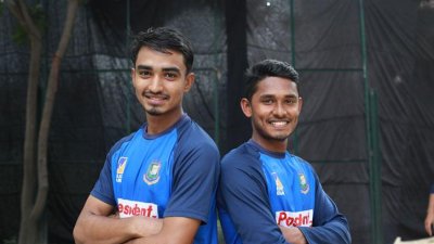 তানজিম হাসান সাকিব (বাঁয়ে) ও তানজিদ হাসান তামিম (ছবি: সাজ্জাদ হোসেন)