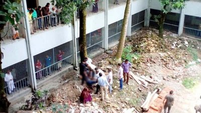আদালত থেকে লাফিয়ে পড়লে আশপাশের থাকা মানুষ উদ্ধার করেন