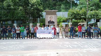 চবি সাংবাদিককে মারধরের ঘটনায় জড়িতদের বিচারের দাবিতে মানববন্ধন