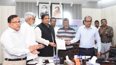 সাবেক অধিনায়ক কাজী আনোয়ারের হাতে সঞ্চয়পত্র ও অর্থের বরাদ্দ পত্র তুলে দেওয়া হচ্ছে।