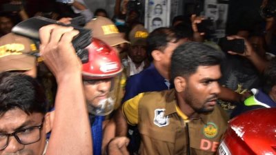 রবিবার রাতে নির্বাচন কর্মকর্তার বাসা থেকে আওয়ামী লীগ নেতাকে আটক করা হয়