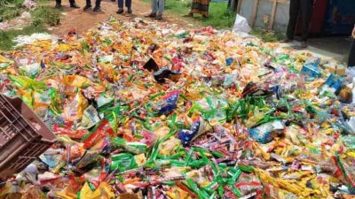 অনুমোদনহীন আইসক্রিম ধ্বংস করা হচ্ছে