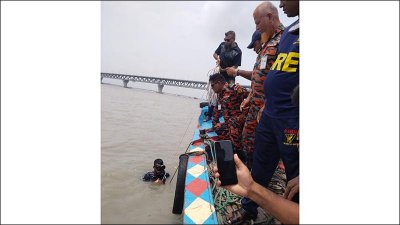 নদীতে ফায়ার সার্ভিসের অভিযান