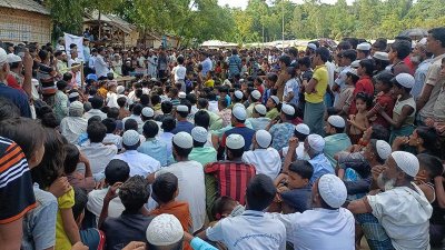 উখিয়ার লম্বাশিয়া এক নম্বর ক্যাম্পে রোহিঙ্গাদের সমাবেশ