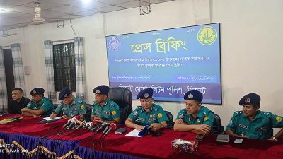 সিলেট মেট্রোপলিটন পুলিশ লাইন্সে সংবাদ সম্মেলনে বক্তব্য দেন কমিশনার
