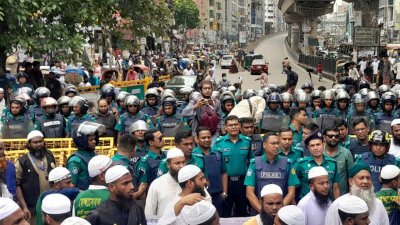 নির্বাচন কমিশন অভিমুখে চরমোনাই পীরের গণমিছিলে বাধা দেয় পুলিশ