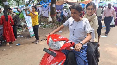 পরীক্ষার্থীকে কেন্দ্রে পৌঁছে দিচ্ছে ‘শহীদ তাজুল বাইক সার্ভিস’
