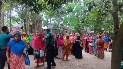 ভোট কেন্দ্রের গোপন কক্ষে ঘোরাঘুরি করার এক নারীকে জেল