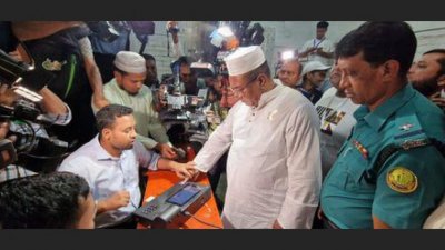 সিলেট নগরের পাইলট উচ্চবিদ্যালয় কেন্দ্রে সকালে ভোট দেন নজরুল ইসলাম বাবুল