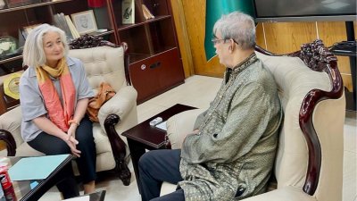 ফ্রান্সের রাষ্ট্রদূত মেরি মাসদুপুইয়ের সঙ্গে মোস্তাফা জব্বার