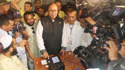 ভোট দিচ্ছেন খায়রুজ্জামান লিটন