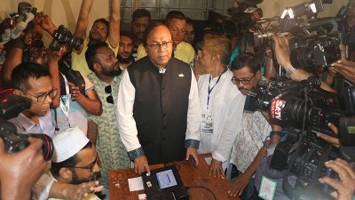 স্যাটেলাইট টাউন হাইস্কুল কেন্দ্রে ভোট দেন খায়রুজ্জামান লিটন