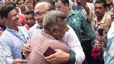 কেন্দ্রে আলিঙ্গন করছেন রাজশাহীর দুই মেয়র প্রার্থী