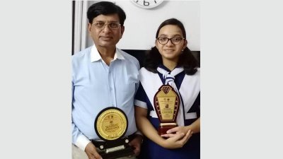 ক্রেস্ট হাতে শিক্ষক এটিএম মফিদুল রহমান ও তার মেয়ে শারিকা বিনতে মফিদ