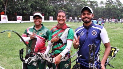 মাঝে সোনা জয়ী দিয়া সিদ্দিকী।