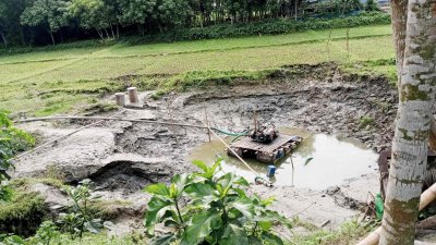 ফসলি জমি থেকে তোলা হচ্ছে মাটি