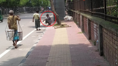 ঢাকা বিশ্ববিদ্যালয় এলাকায় ফুটপাতে বসে ছিন্নমূল কিশোর-তরুণদের মাদক সেবন করতে দেখা যায় অহরহ (ছবি: প্রতিবেদক)