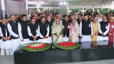 ধানমন্ডি ৩২ নম্বরে বঙ্গবন্ধুর প্রতিকৃতিতে আওয়ামী লীগ নেতাদের শ্রদ্ধা (ছবি: ফোকাস বাংলা)