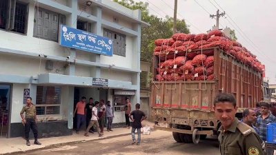 ভারত থেকে আসা পেঁয়াজের ট্রাক